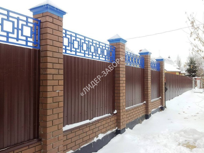 Купить Забор коричневого цвета с кирпичными столбами